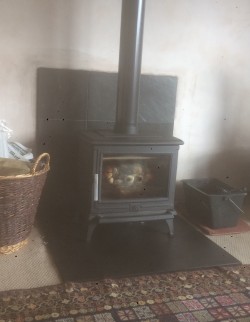 ACR Rowandale stove with slate hearth and slate tiles behind stove