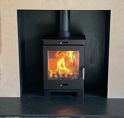 Portway Arundel stove with black natural slate hearth and chamber.